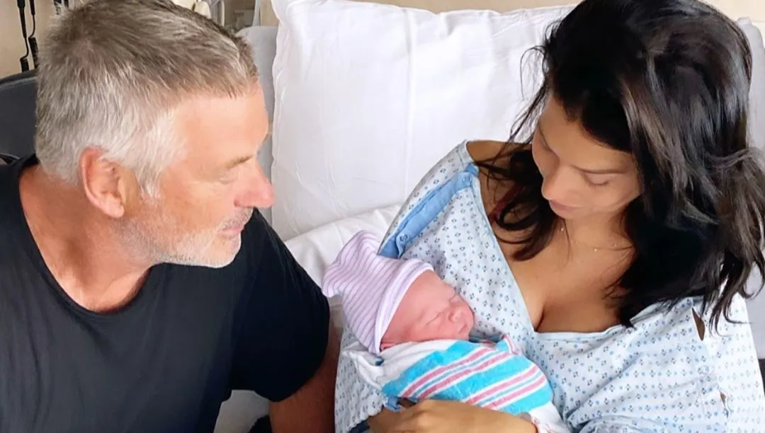 62-letni Alec Baldwin został ojcem po raz szósty! "Czekajcie na imię"