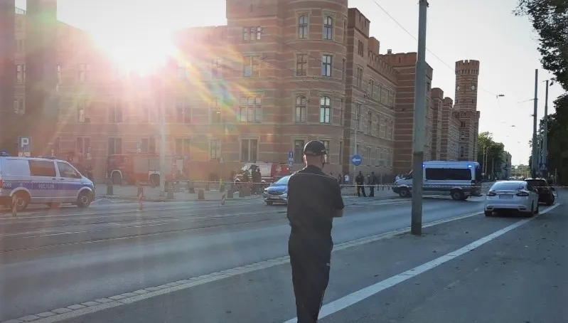 Zarzuty za paradowanie z atrapą bomby