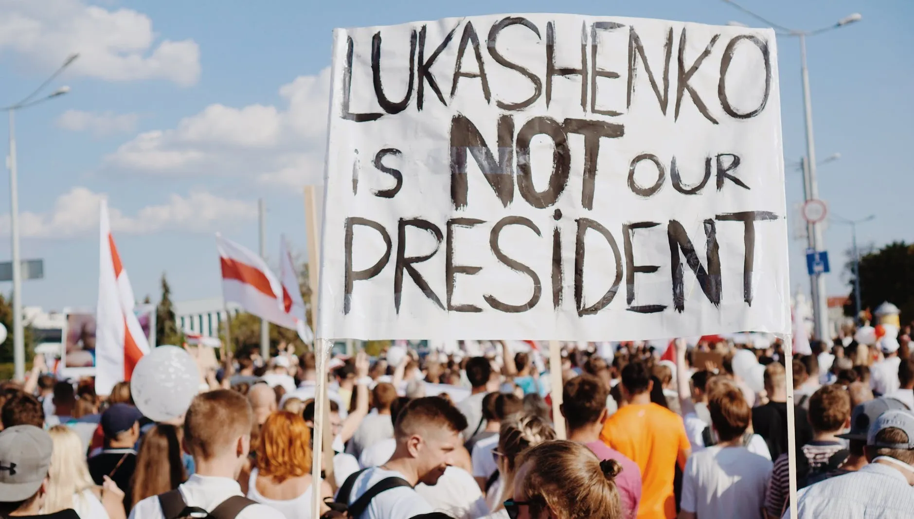 Armatki wodne na protestujących