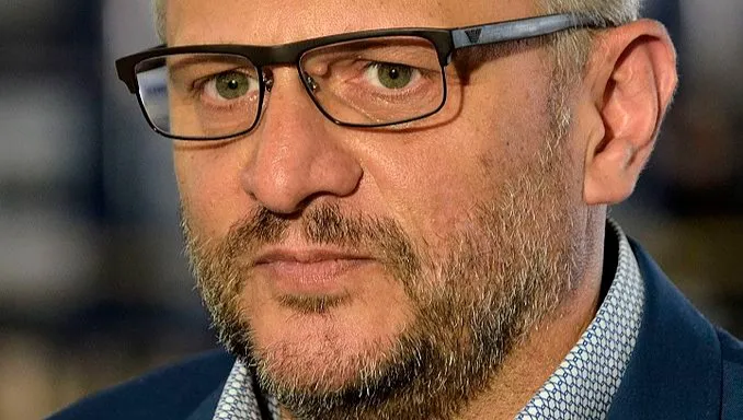 Poseł KO Tomasz Lenz broni futrzarzy