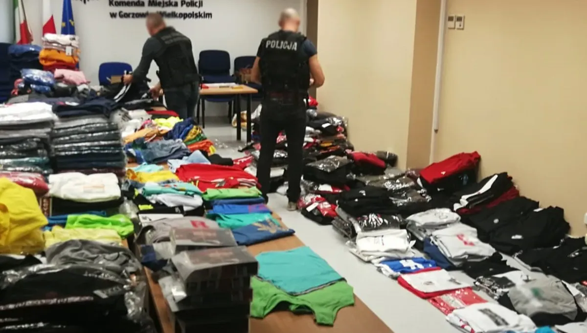 Nalot na stoiska z podrabianą odzieżą i perfumami