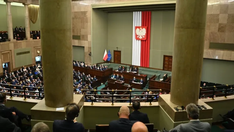 Nowy sondaż: kto trafiłby do Sejmu? Jedna partia opozycyjna na granicy progu wyborczego