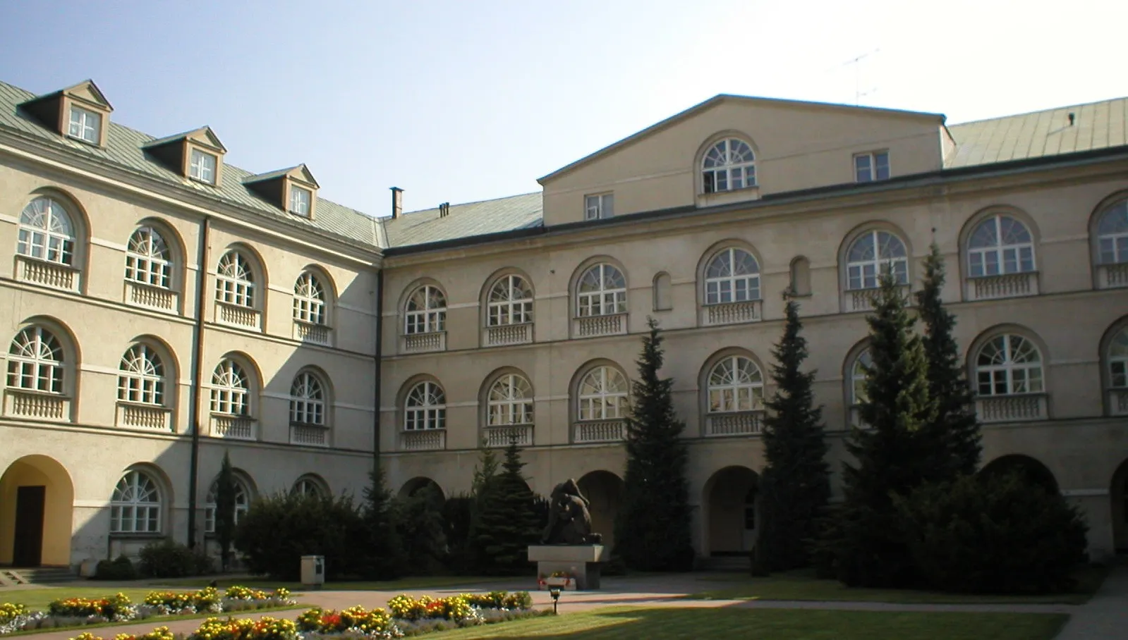 Dziedziniec gmachu głównego KUL