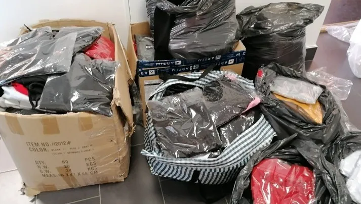 Kontrola na targowisku. Setki sztuk podrabianej odzieży