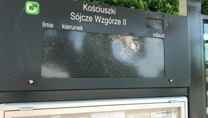 Po rozstaniu z dziewczyną zniszczył przystanek autobusowy