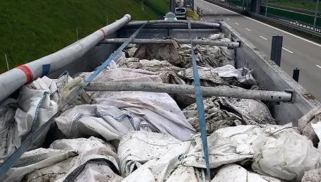 Odpady z Niemiec do Polski. Nielegalny transport zatrzymano w Zgorzelcu