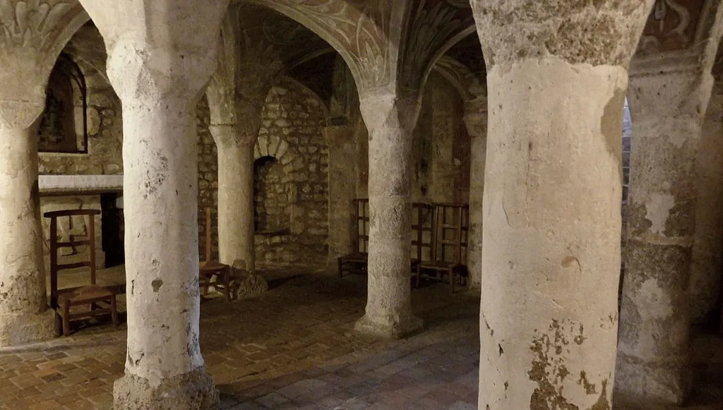 Krypta przy Notre-Dame świeci pustkami