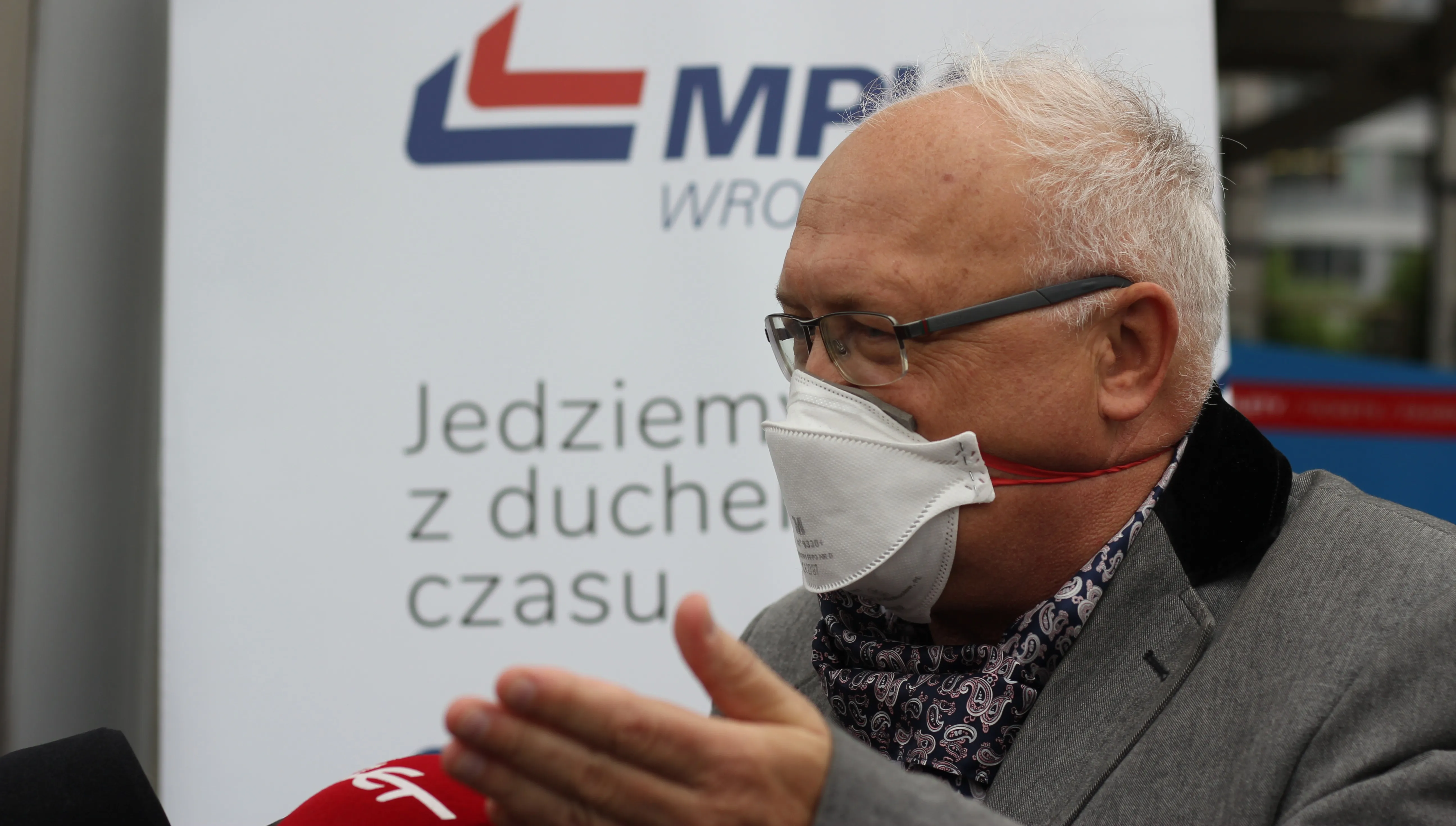 Prof. Simon rozdawał maseczki pasażerom MPK