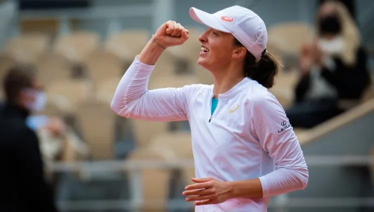 Pierwszy set w finale French Open dla Igi Świątek. Internauci dopingują Polkę!