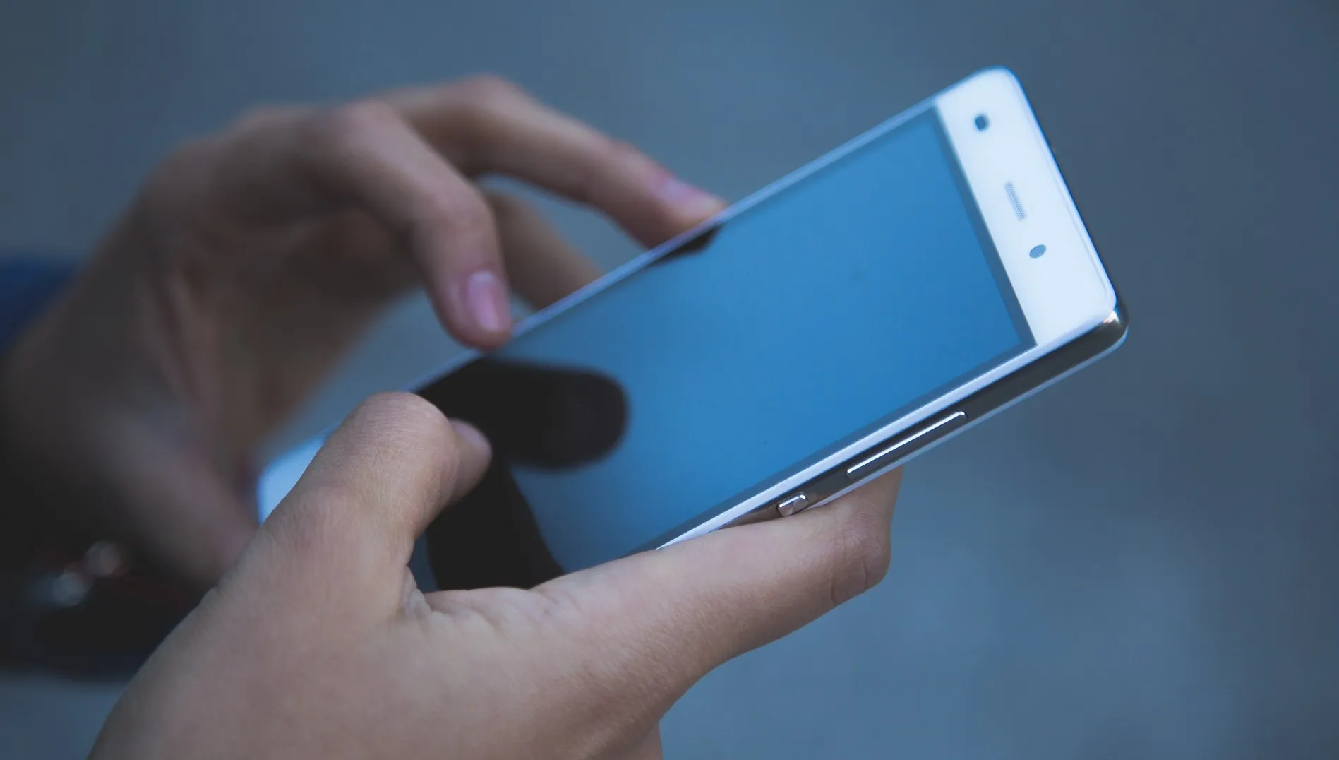 Naukowcy opublikowali wyniki badań: Koronawirus może przeżyć na ekranie telefonu do 28 dni