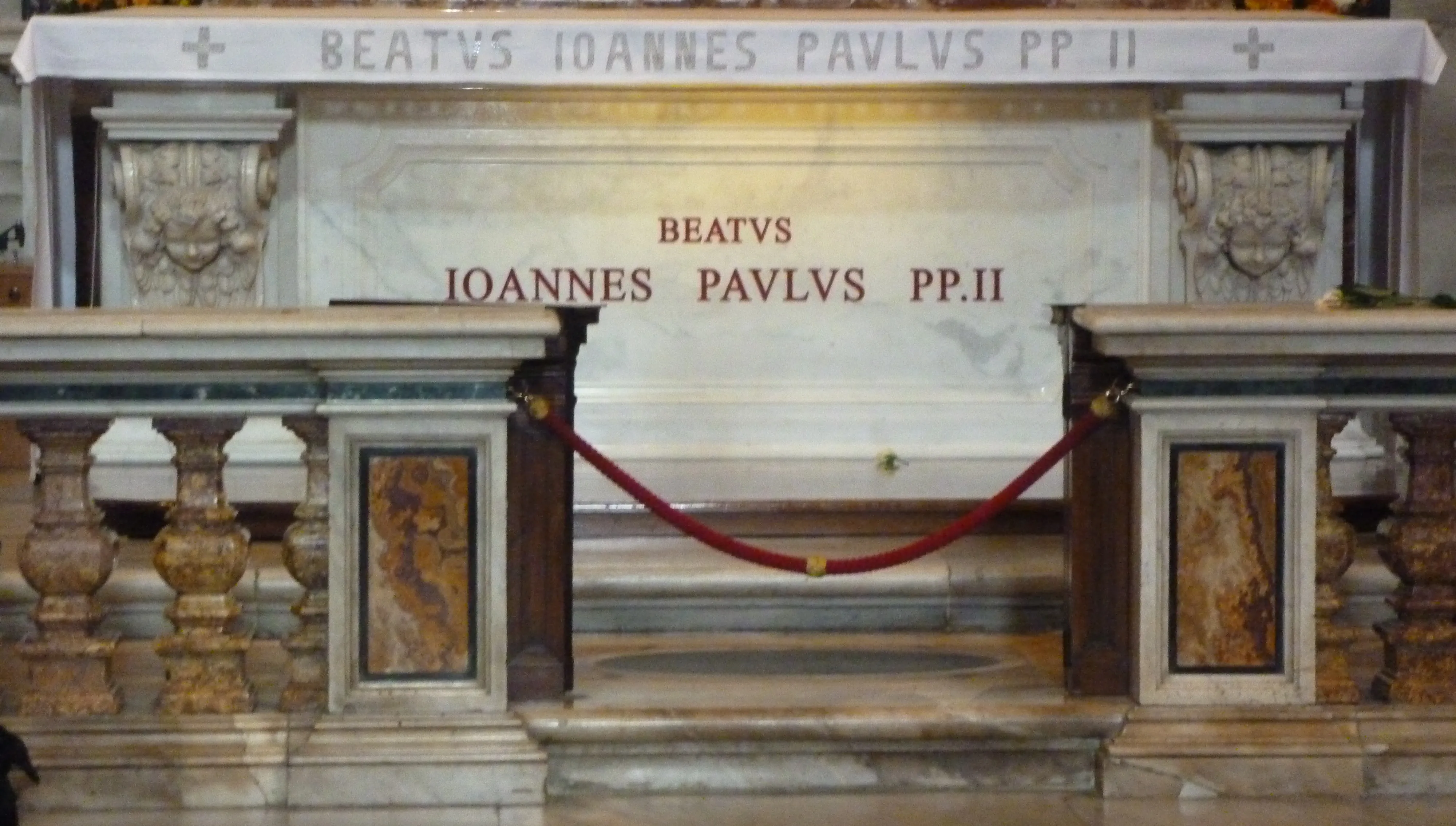 Prezydencki wieniec na grobie Jana Pawła II