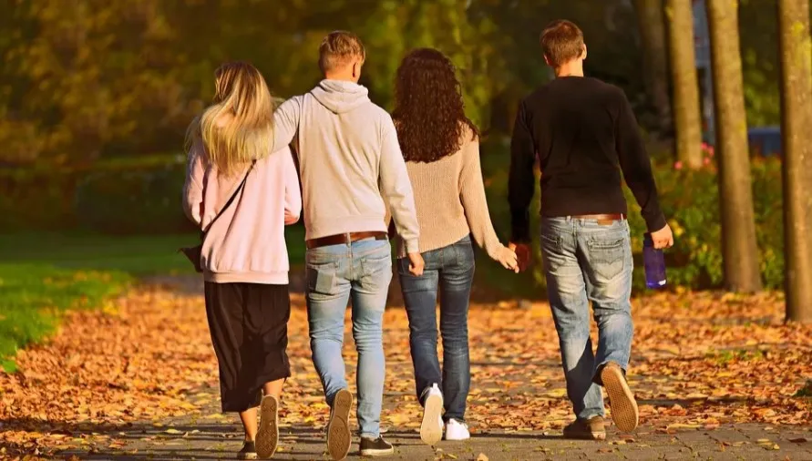 Każdy z nas może być zakażony. Epidemiolog apeluje: ograniczajmy spotkania z przyjaciółmi