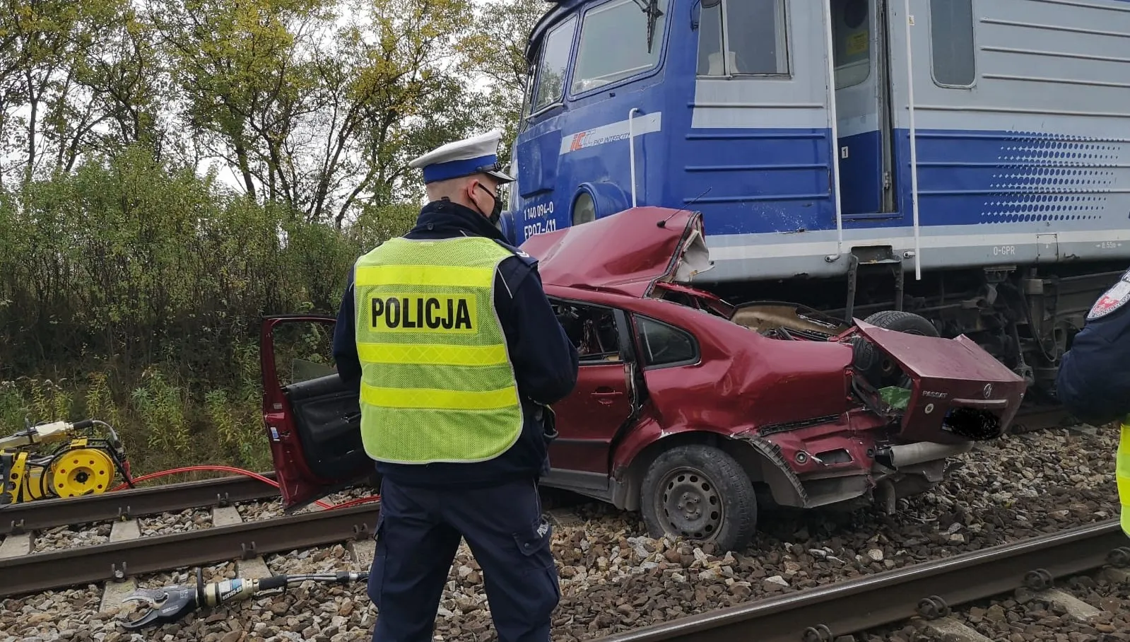 Auto zderzyło się z pociągiem, dwie osoby nie żyją