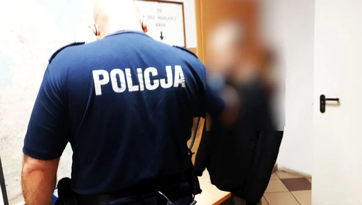 Skakał pijany po aucie i zwyzywał policjantów