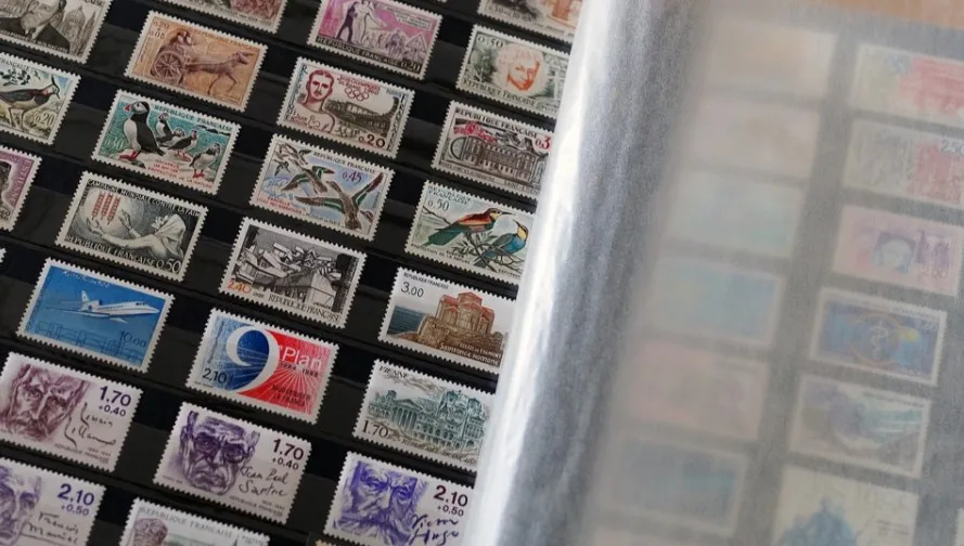 W Austrii wyemitowano znaczek upamiętniający pandemię. Jest zrobiony z... papieru toaletowego
