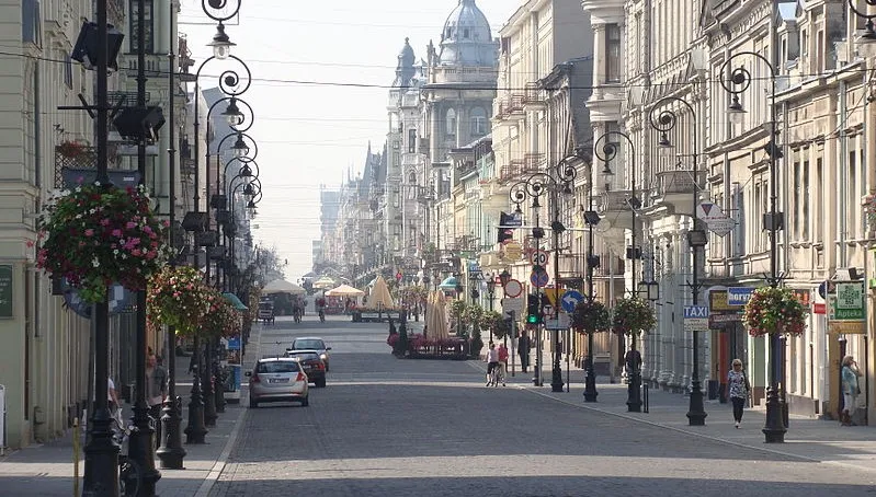 Łódź: niewiele osób na ulicach