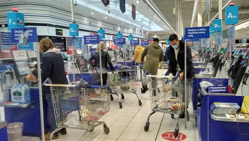 Obostrzenia w Polsce należało wprowadzić wcześniej?