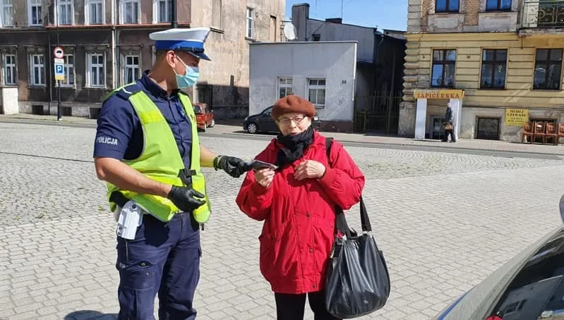 Prawie 250 mandatów za odkryte nosy i usta