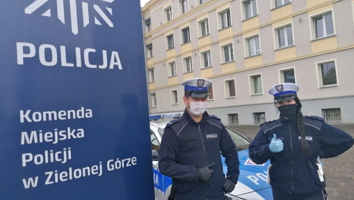 Policyjna eskorta kobiety w ciąży do szpitala