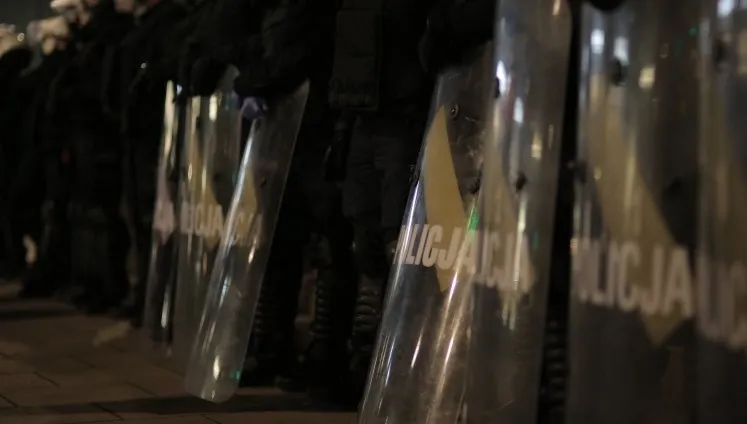 Działacze pro-life nie chcieli dopuścić do zakłócenia mszy świętej. Policja... usunęła ich z drogi