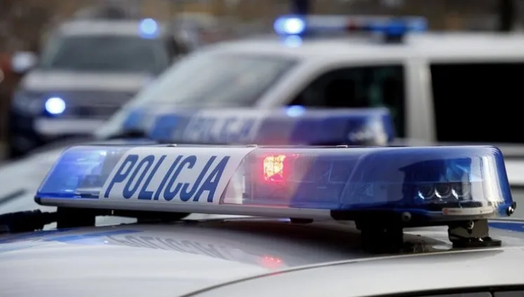 „Publicznie i bez powodu” pobił księdza podczas protestów. Sąd wypuścił agresora z aresztu