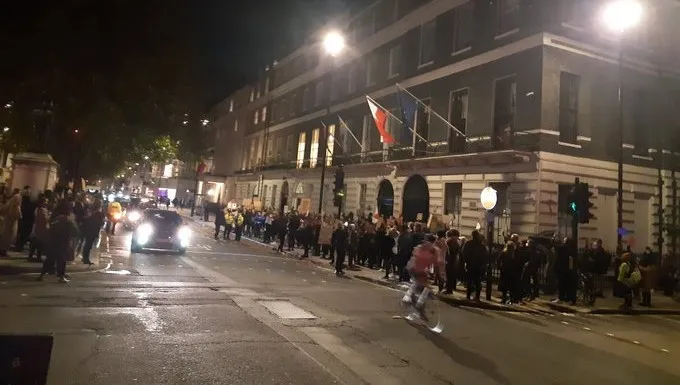 Dziennikarz TVP Polonia pobity podczas protestu. Zaczęło się od wyzwisk, skończyło na uderzeniach