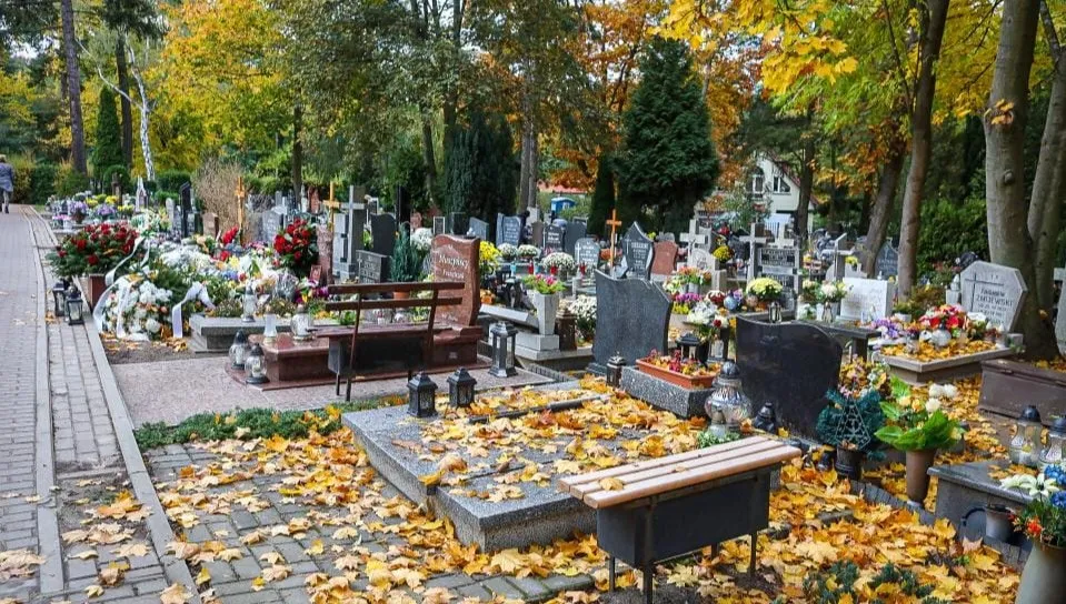 Handel przy cmentarzach potrwa o tydzień dłużej