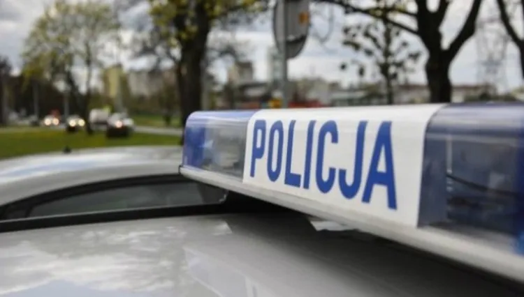 Próbowali sforsować bramę cmentarza