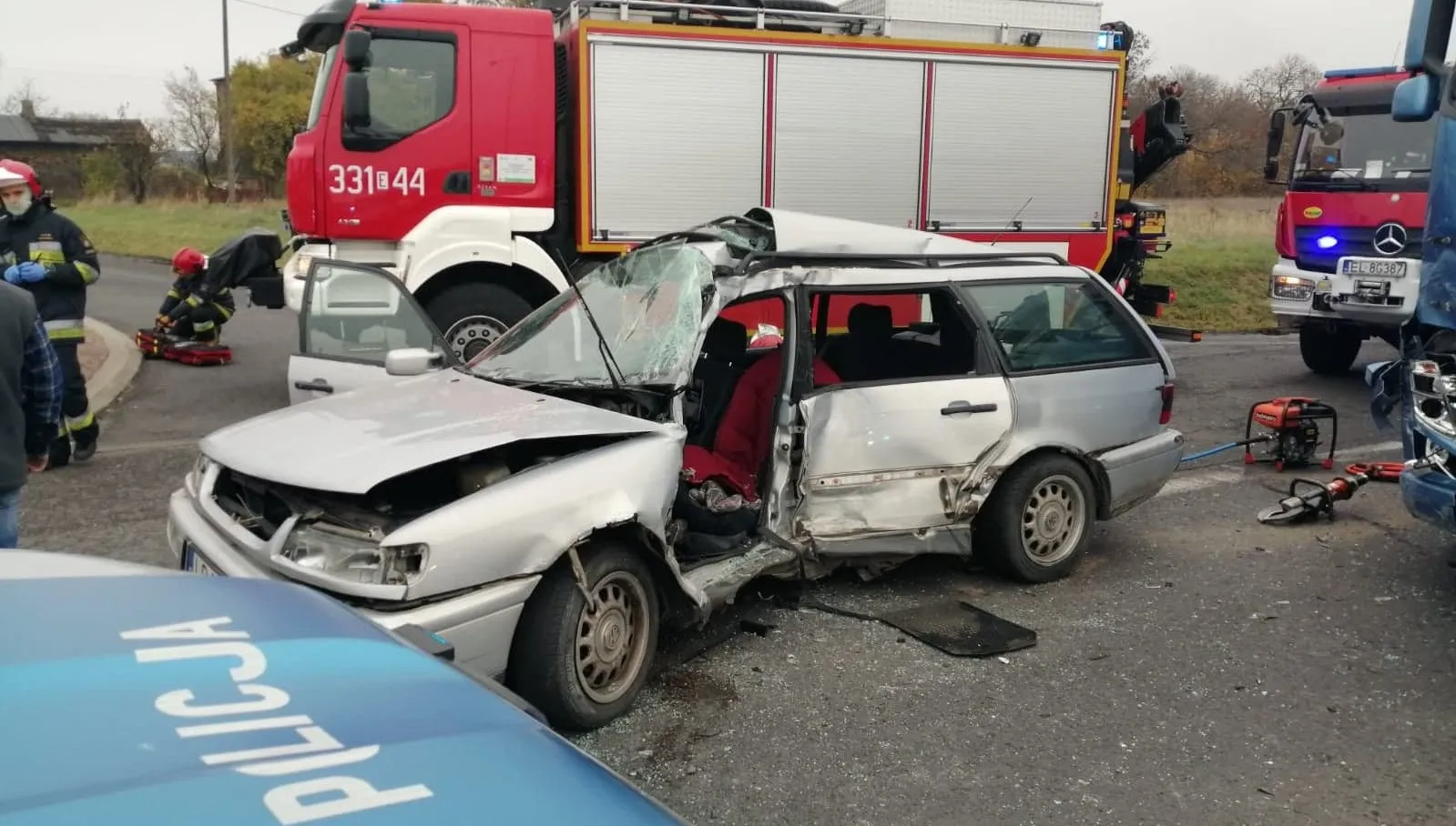 Nie żyje kierowca, który wjechał pod ciężarówkę z naczepą