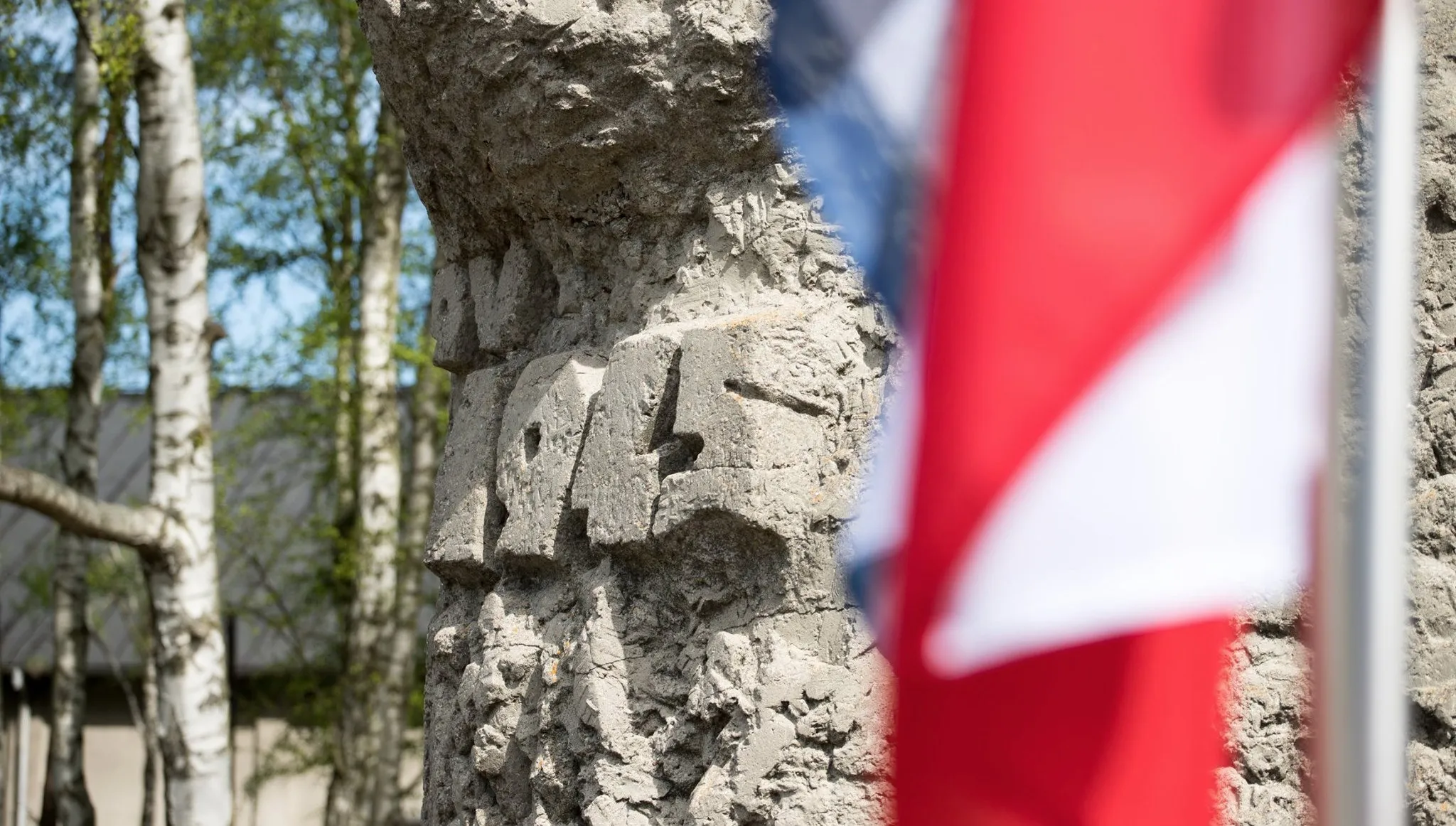 Byli więźniowi obozu Stutthof zrozpaczeni. Aborcjoniści sprofanowali krzyż na cmentarzu ofiar