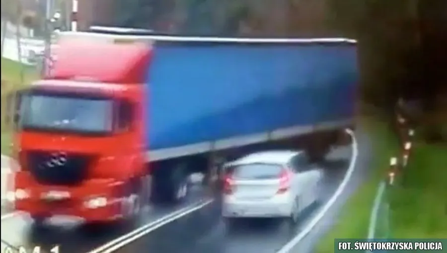 Ciężarówka staranowała auto przed przejazdem kolejowym