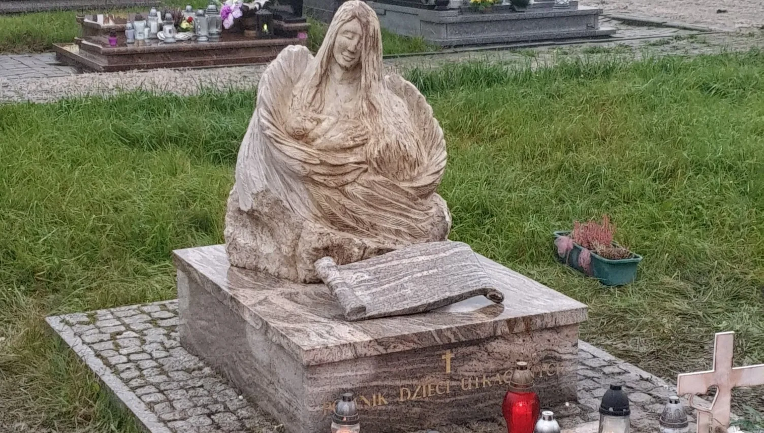 Oczyścili zalany farbą pomnik dzieci nienarodzonych