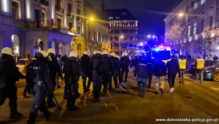 Wrocław: z szablą i nożem na Marsz Niepodległości