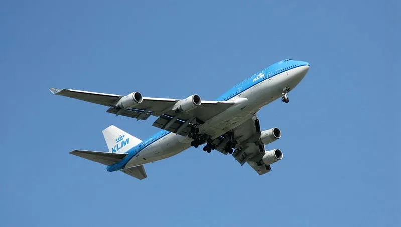 KLM z powodu pandemii zmniejszy liczbę lotów do Polski