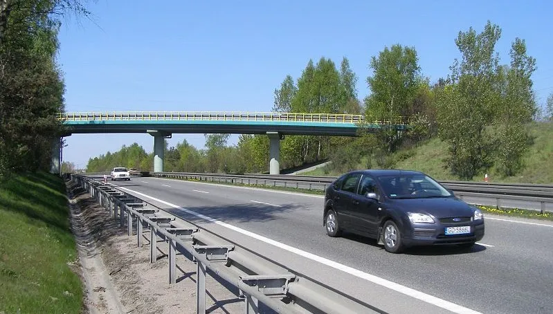 Auto zderzyło się z ciężarówką, zginął kierowca