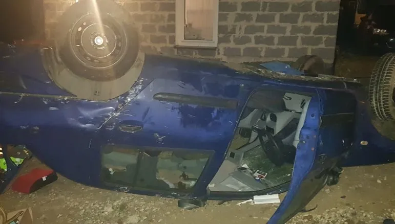 Pijany kierowca dachował, wiózł trzy małe córki
