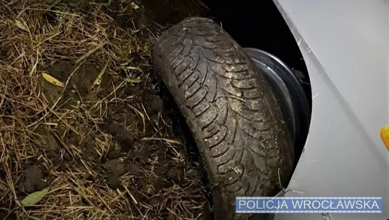 Uciekając przed policją, urwał koło