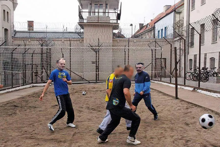 Meczyk za murem