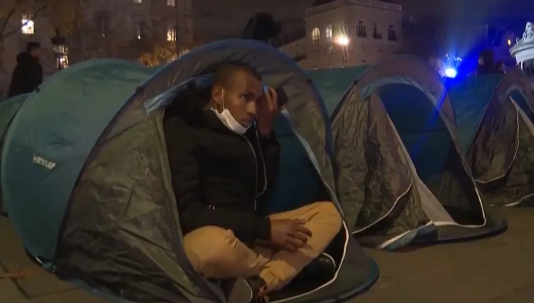 Imigranci w Paryżu niemile widziani. Brutalną akcję policji potępił szef MSW: była szokująca