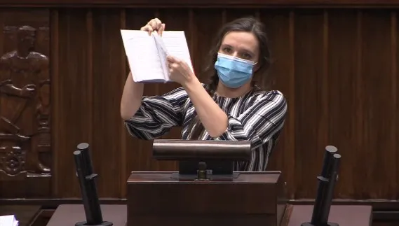 Jachira na mównicy Sejmu wydarła kartki z konstytucji. Poseł zaskoczony reakcją Kidawy-Błońskiej