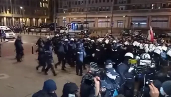 Awantury na Strajku Kobiet. Policja podsumowuje: 11 zatrzymanych