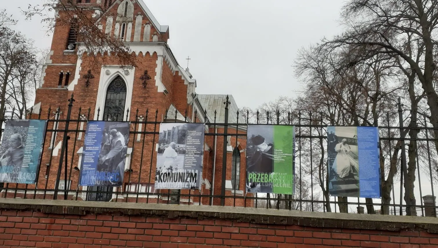 Zniszczona wystawa „Wyszyńskiego i Wojtyły gramatyka życia” powróciła do Rejowca