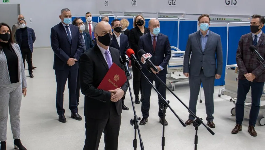Rośnie liczba łóżek, maleje liczba zakażeń