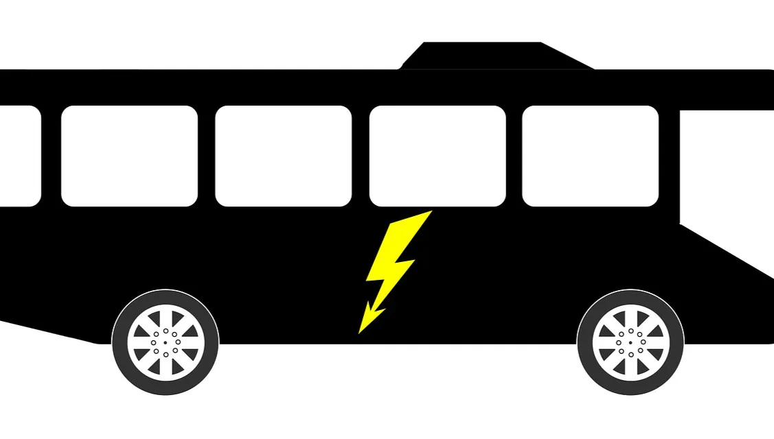 Elektryczny autobus wozi pasażerów w Oświęcimiu