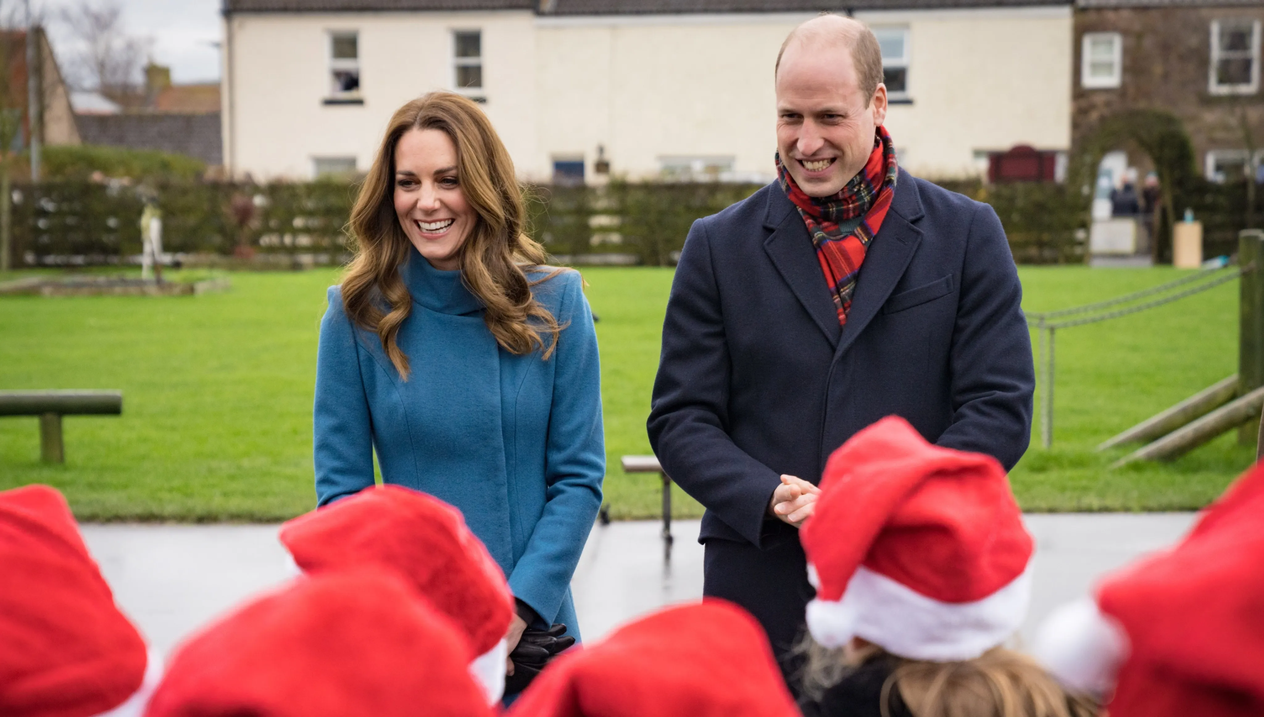 William i Kate z wizytą w Szkocji. Powitano ich "Jingle Bells" i "Santa Claus is Coming to Town"