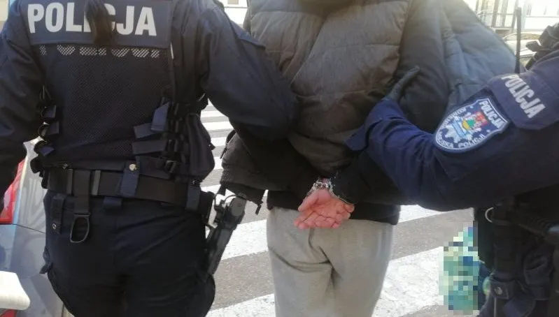 Ukryli narkotyki w... złotej bombce choinkowej