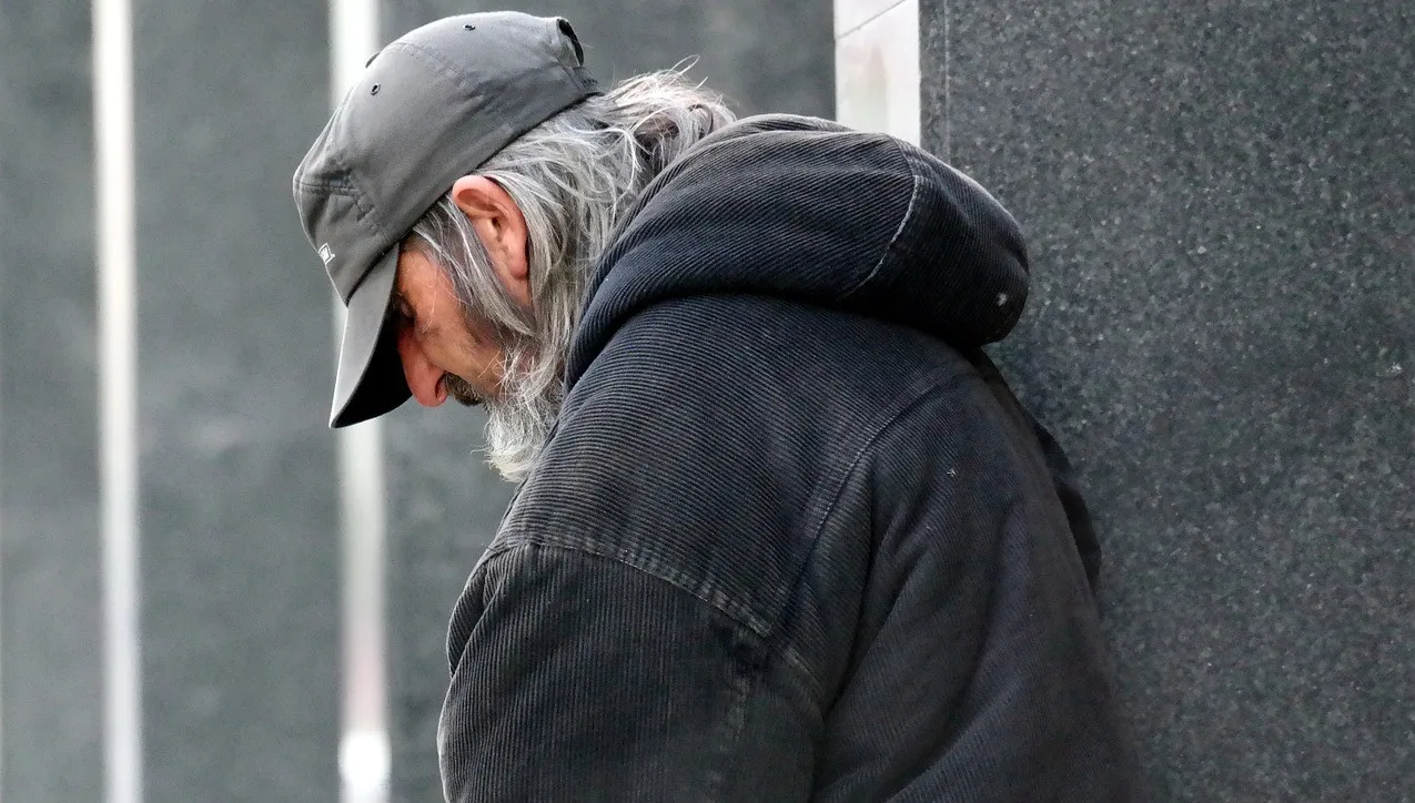 Chory mężczyzna błąkający się po lesie, wycieńczony bezdomny... Życie zawdzięczają policjantom