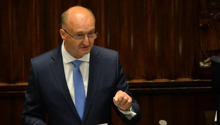 Opozycja już kręci nosem na kandydaturę Wawrzyka. Bo został wystawiony... "na zająca"