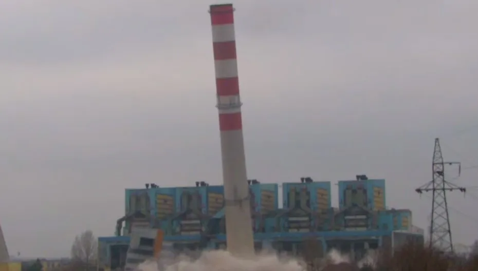 Wyburzono komin nieczynnej elektrowni. WIDEO