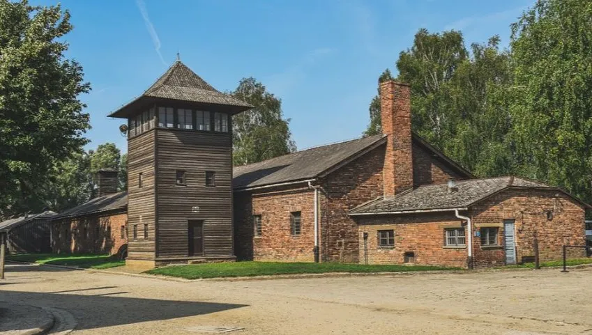 Naprawiono drugą wieżę wartowniczą w Auschwitz